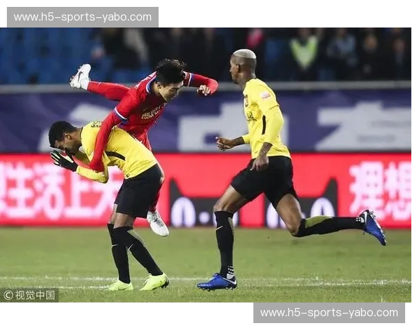 红流之巅与山城坚韧的史诗碰撞：恒大vs贵州人和，那段被时光深藏的绿茵铁血